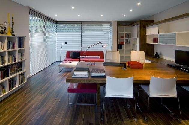 Separat-værelse-hjemmekontor-gulv-lakeret-træ gulvbrædder-ergonomiske-møbler