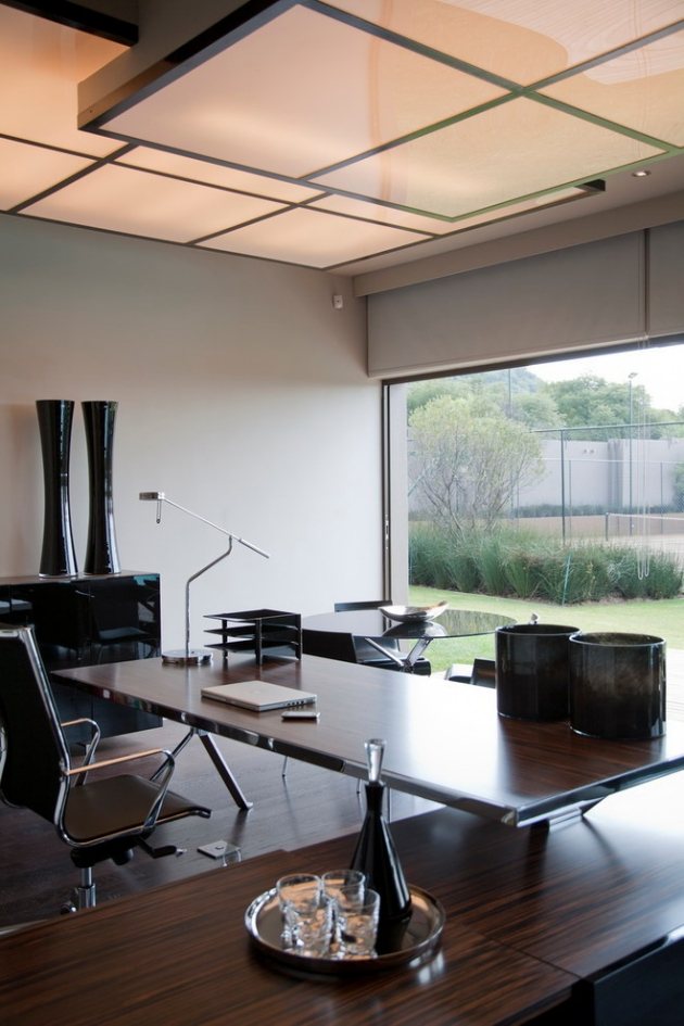 Hjemmekontors indretning-loft-paneler-lysende-træmøbler-stol-ergonomisk
