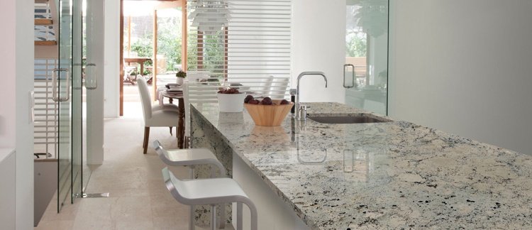 Bordplade i granit -kueche-moderne-design-hvid-grå-glasvæg