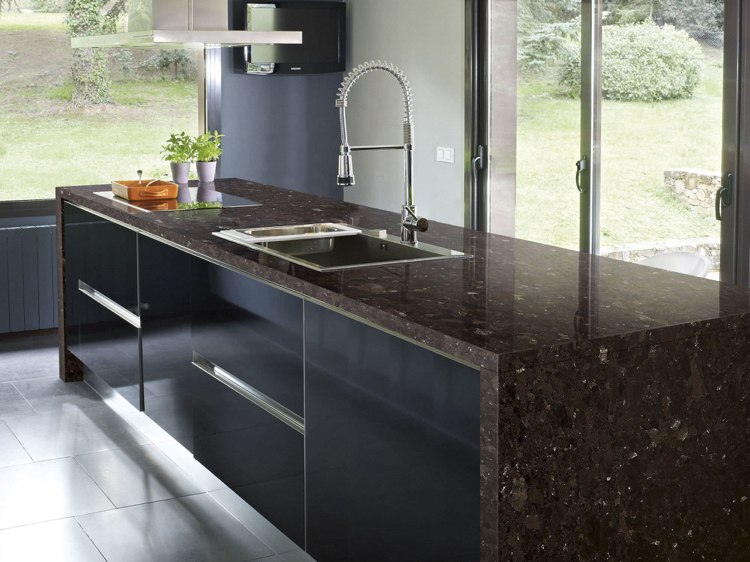 Bordplade-granit-køkken-moderne-design-sort.køkkenø