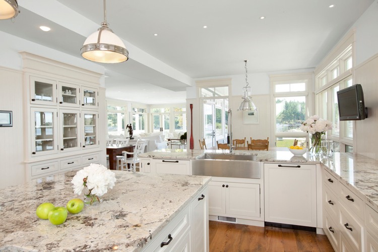 bordplade-granit-køkken-hvid-lys grå-moderne hus på landet