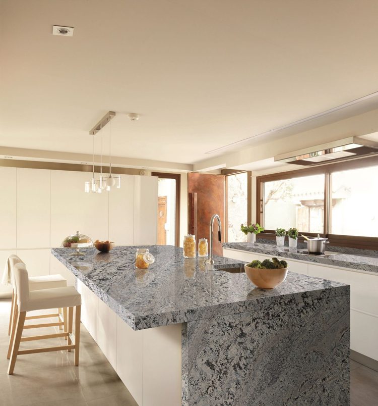 Bordplade-granit-køkken-moderne-minimalistisk-hvid-grå-kantet