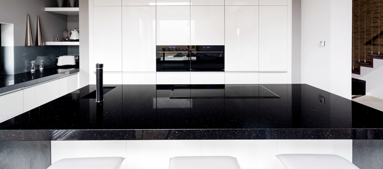 Bordplade i granit - køkken - moderne - minimalistisk - håndtagsløs - sort og hvid