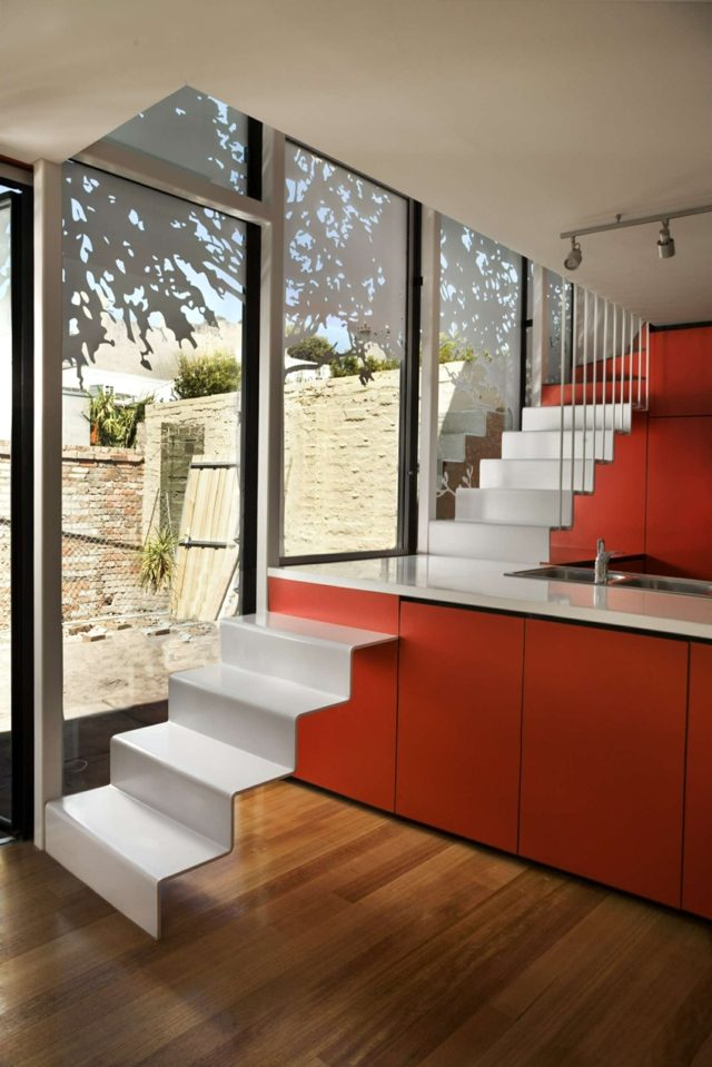 moderne køkkentrappe integreret rød køkkenbord glasfronter trægulv