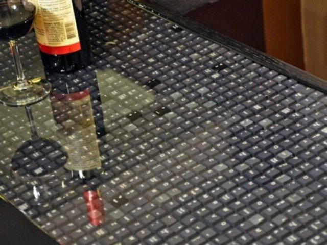 Bordpladeinspireret tastatur under glasset