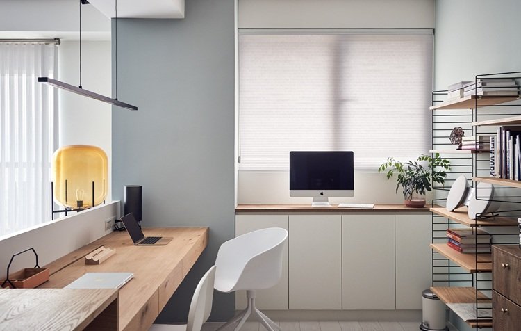 studie-skrivebord-stående-skrivebord-computer-hvid-træ-grå-væg-maling