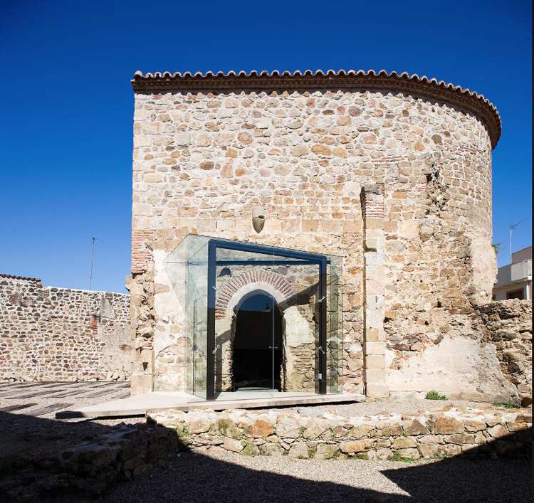 arkitektur glas sten kirke mindesmærke