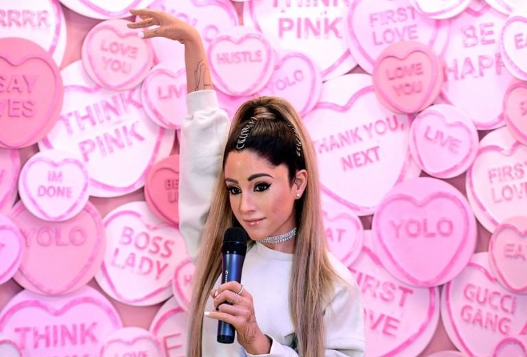 Ariana Grande voksfigur kritiserer fans