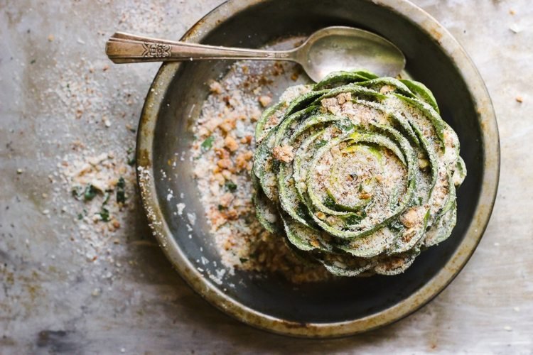 Tilbered friske artiskokker. Italienske brødkrummer fyldt med ost