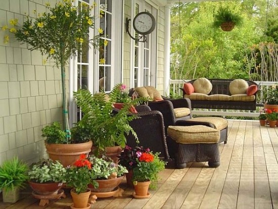 Terrasse sofa blomsterkasser hvidt hus