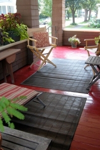 Rødt gulv-sort tæppe