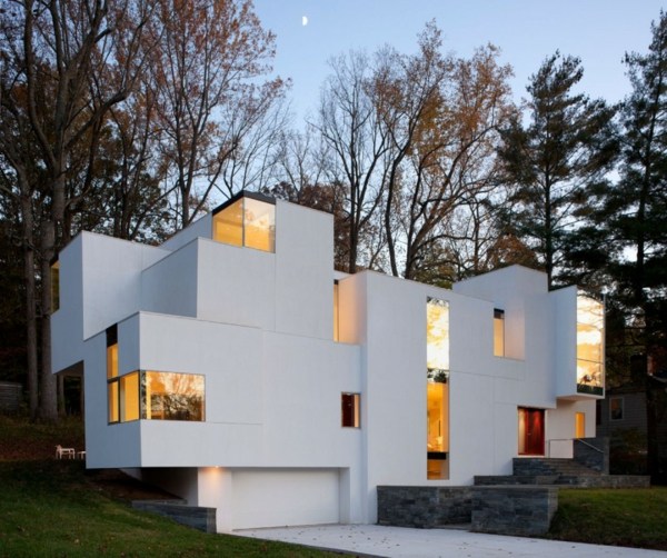 Asymmetrisk betonhus i skoven moderne arkitektur