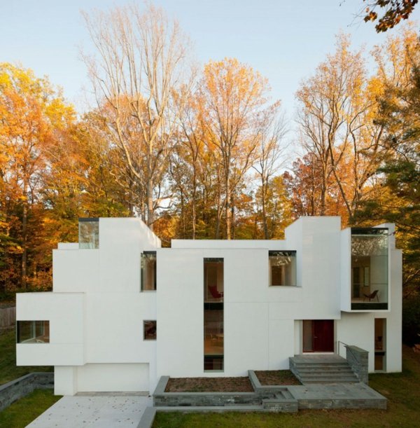 Hus i skov-minimalistisk-hvid facade