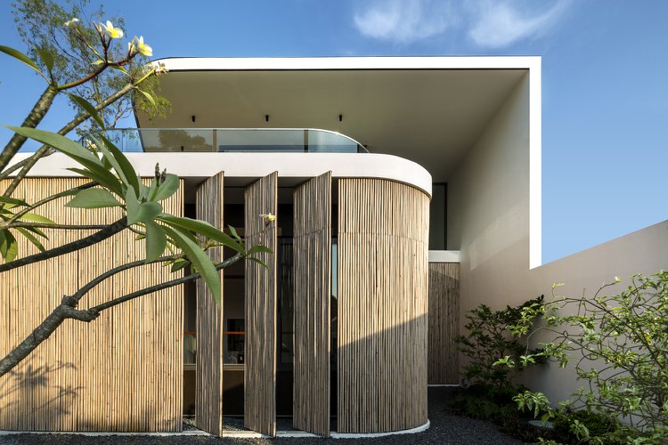 Husets facadedesign med justerbare persienner lavet af indfødte materialer i Singapore