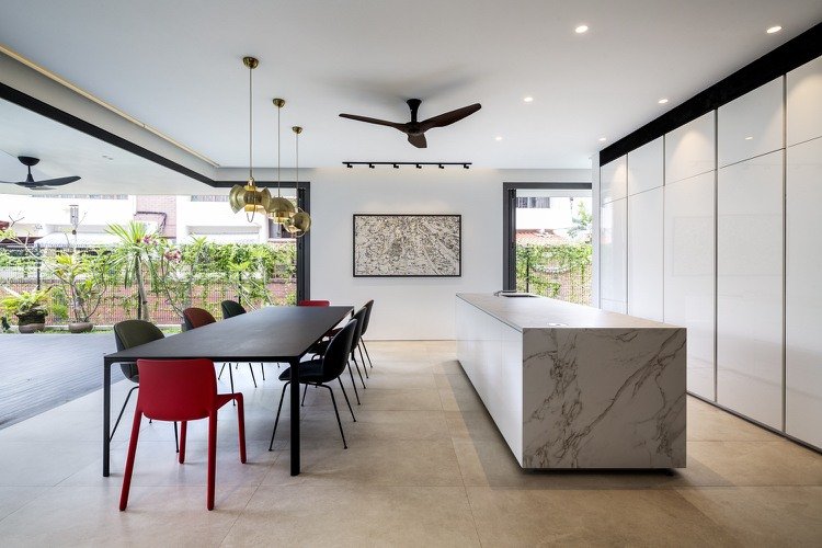 moderne minimalistisk køkken med ø og spisebord til otte