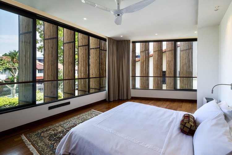 elektronisk styrede persienner lavet af bambuspaneler til soveværelset