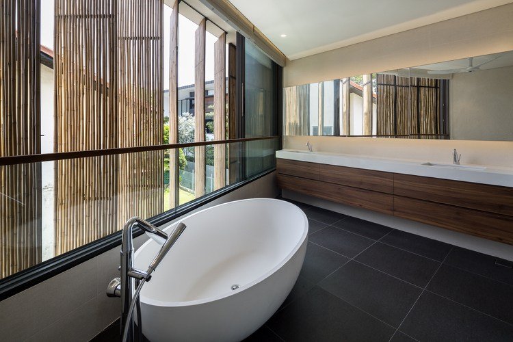 Badeværelse med vindue og moderne badeværelsesmøbler og keramisk badekar