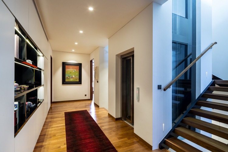 Enfamiliehus med løber på gangen moderne design med opbevaringsplads