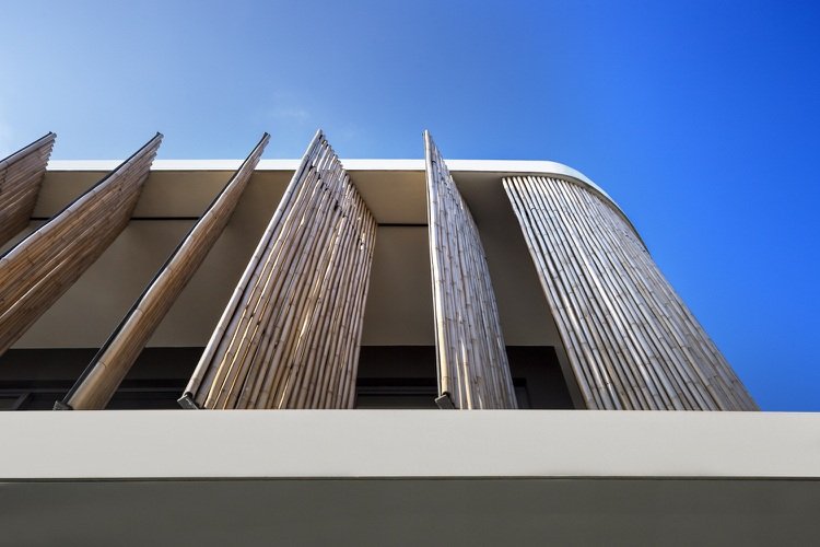 Hængende facade med privatliv og solbeskyttelse lavet af bambusplader til sommer