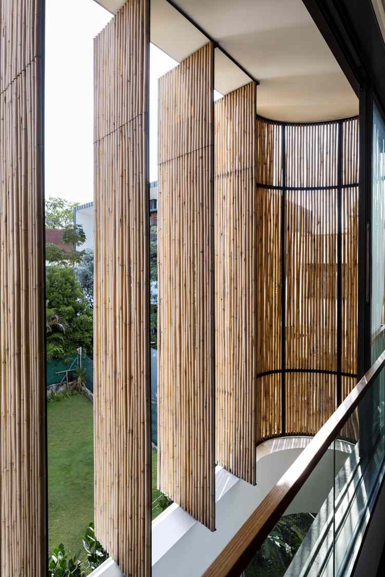 Bambus persienner på balkonen i en byvilla