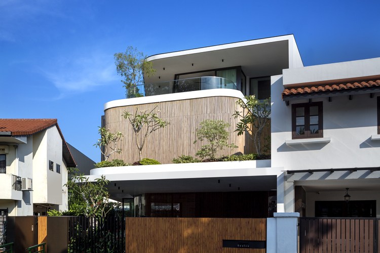 Visuel beskyttelse med persienner om sommeren Gør facaden på en byvilla moderne og komfortabel