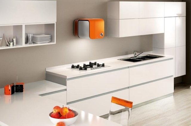 orange emhætte slående design hvidt køkken elica