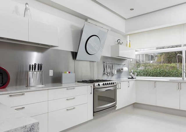 om emhætte moderne vægmonteret hvidt køkken