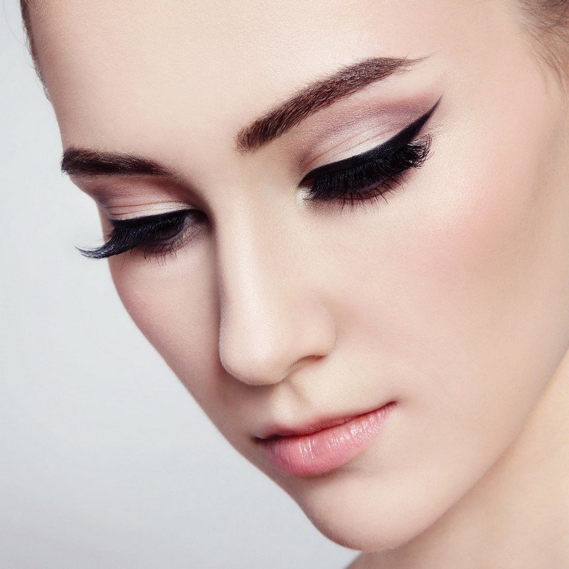 Øjen-make-up-pink-øjenskygge-påføring-kajal-cat-eye-make-up