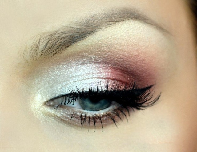 Påfør blå øjne sommermakeup glitrende sølvrosa øjenskygge fingre