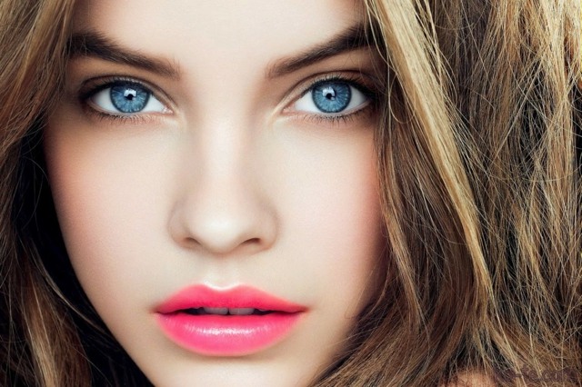 Pige anvender naturligvis makeup til lyserød lipgloss nøgen øjenskygge