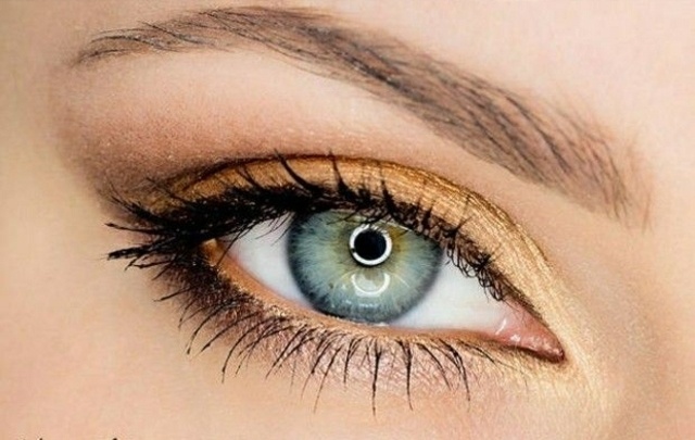 Makeup-tips Øjenvipper påfører gulbrune toner på øjenskyggen