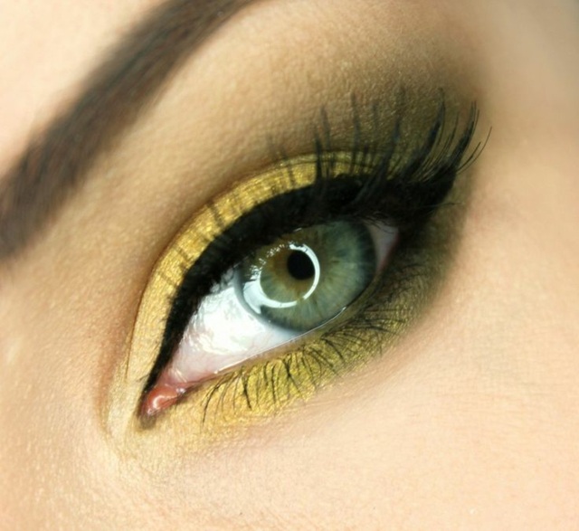 Make-up naturlige farver tegner grøn buet eyeliner