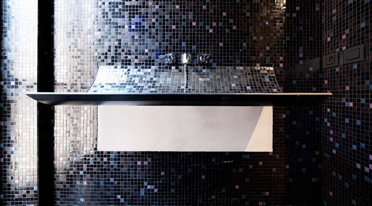 håndvask-badeværelse-design-innovativ-hud-sort-mosaik-flise-montering
