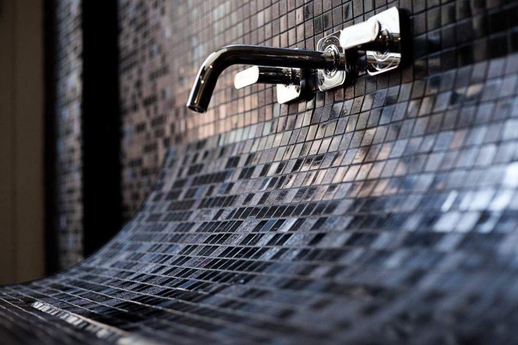 håndvask-badeværelse-design-innovativ-hud-mosaik-flise-montering