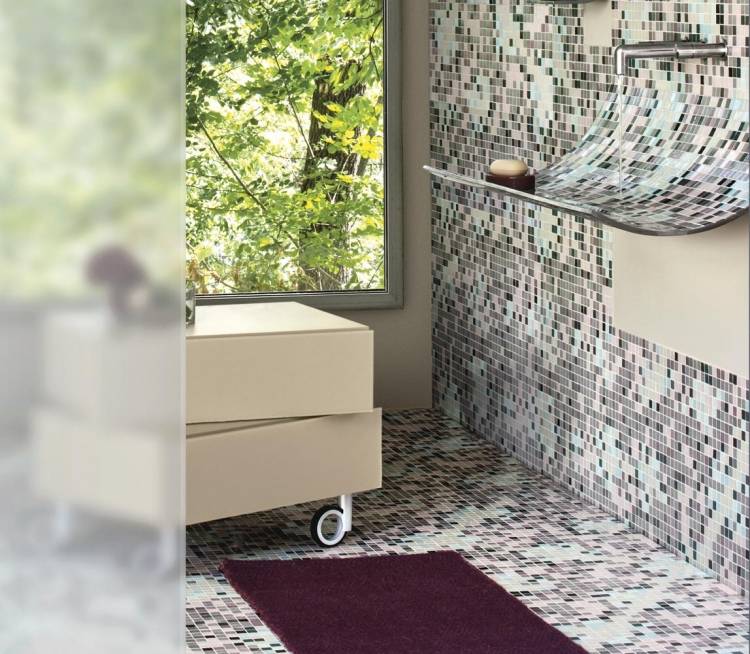 håndvask-badeværelse-design-innovativ-hud-mosaik-fliser-lilla-hvid-sort