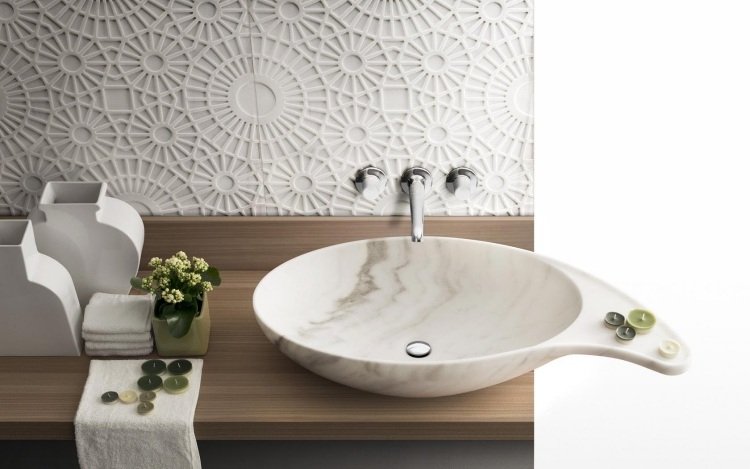 håndvask-badeværelse-design-innovativ-hvid-fløde-hvide-fliser-relief-spids-håndvask-træ-cashmire