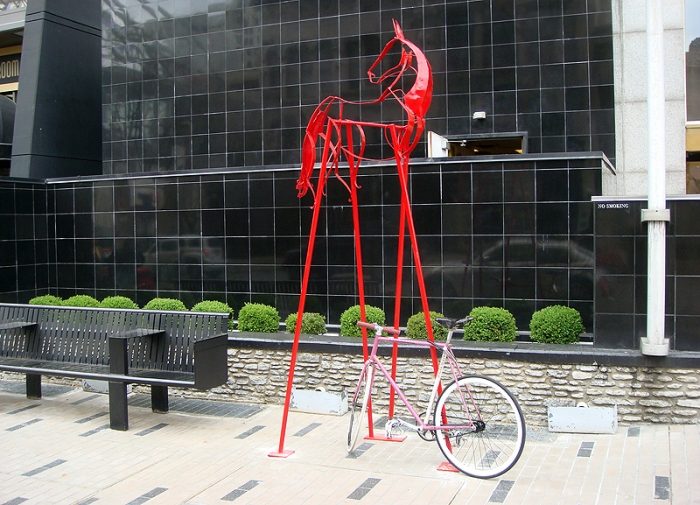 Stilte-cykel-stand-design-inspireret-af-hesten-metal-malet-i-rød