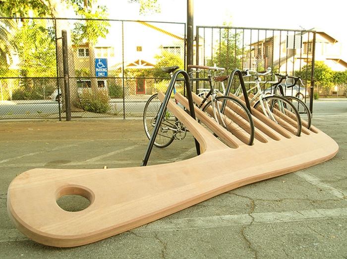 Cykelstativ-design-kæmpe-kam-lavet-af-træ-blikfang-offentlige rum