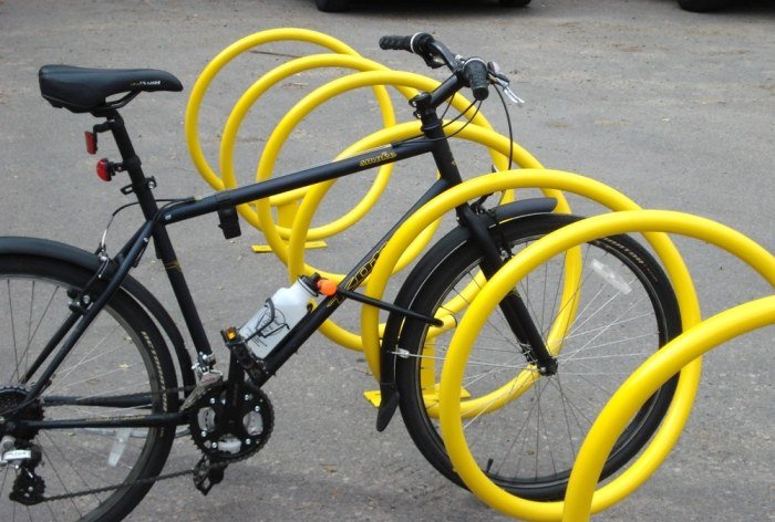 spiral-cykel-rack-design-helix-gul-række-cykel-parker