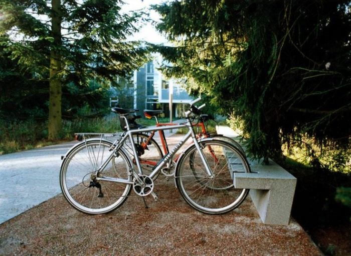 praktisk-cykel-parker-cykelstativ-design-beton-bænk