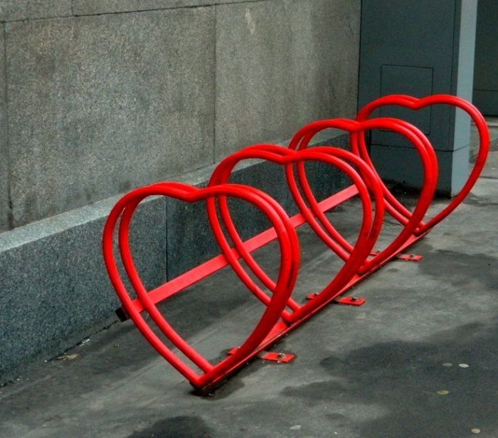 Row-bike rack-design-hjerteformet-rød-belagt gulvmontering