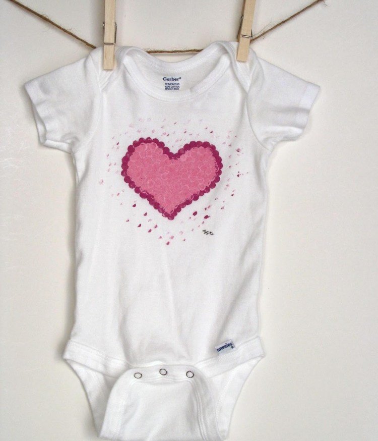 baby-romper-selv-maling-hjerte-pink-prikker-teknik