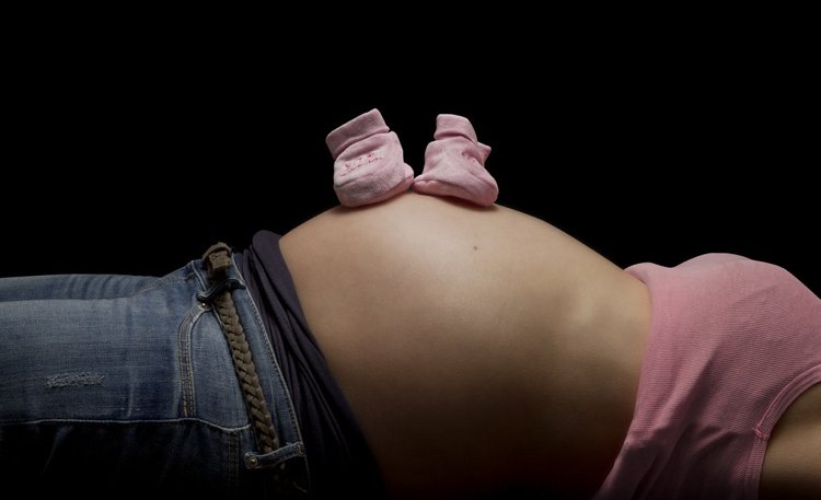 Lav selv babybump-fotos -graviditetsfotos-idéer-tips-babysko-babysokker