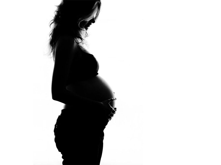 Lav selv babybump-fotos -graviditetsfotos-ideer-tips-sort-hvid-silhuet
