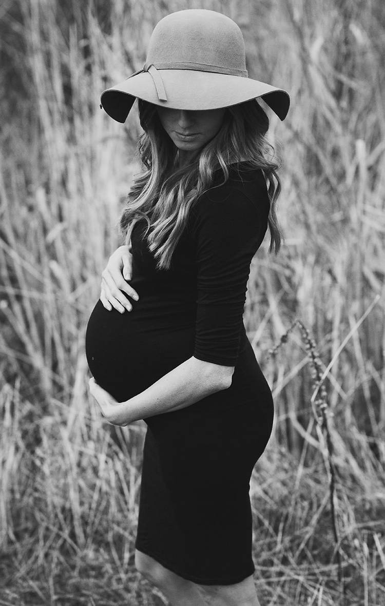 baby bump fotos-gør-det-selv-graviditet-fotos-tips-sort-hvid. mystisk