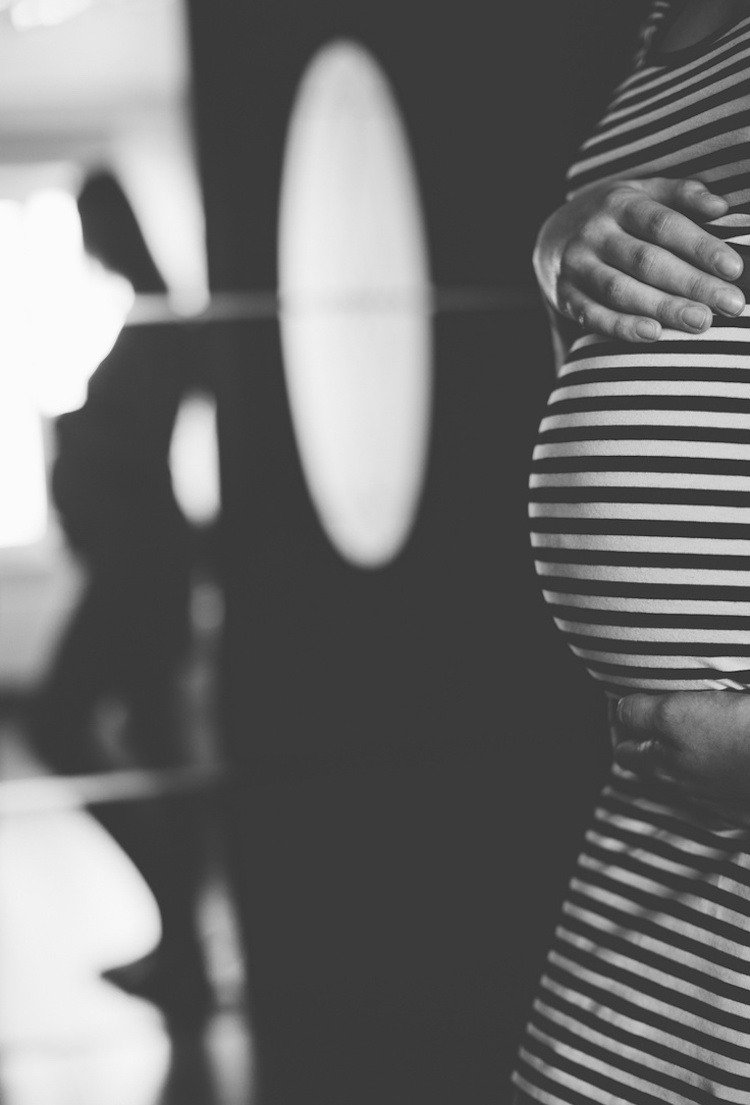 Lav selv babybump-fotos-graviditetsbilleder-ideer-tips-sort-hvid-mave