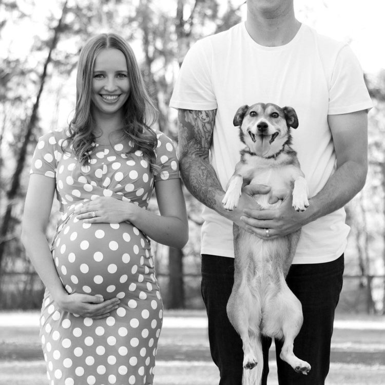 baby bump fotos-gør-det-selv-graviditet-fotos-ideer-tips-hund-kæledyr-sjov