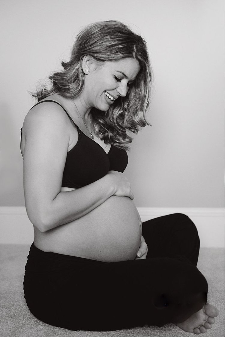 Lav selv babybump-fotos -graviditetsfotos-ideer-tips-sort-hvid-søde