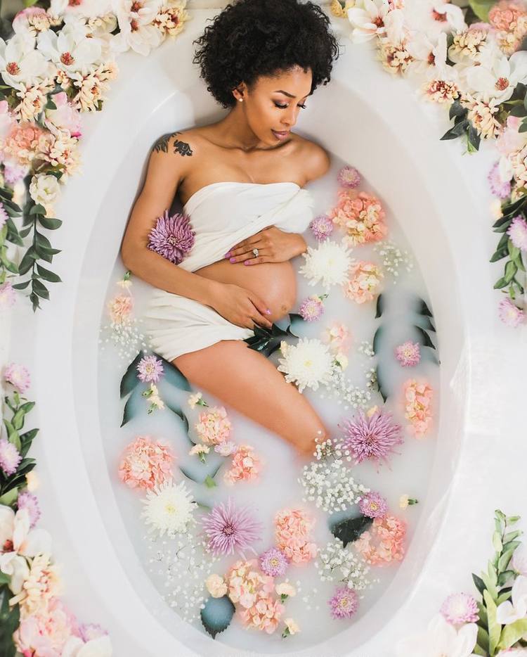 baby bump fotos-gør-det-selv-graviditet-fotos-ideer-tips-badeværelse-bad-mælkebad