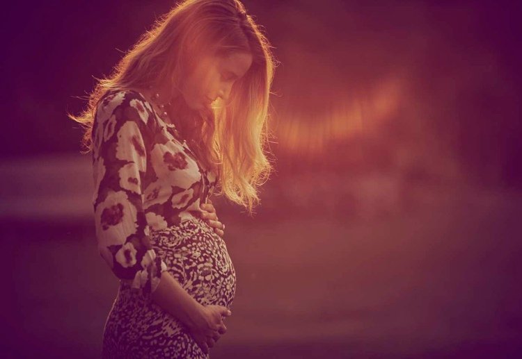 baby bump fotos-gør-det-selv-graviditet-fotos-ideer-tips-boho-solnedgang-blake-livlig
